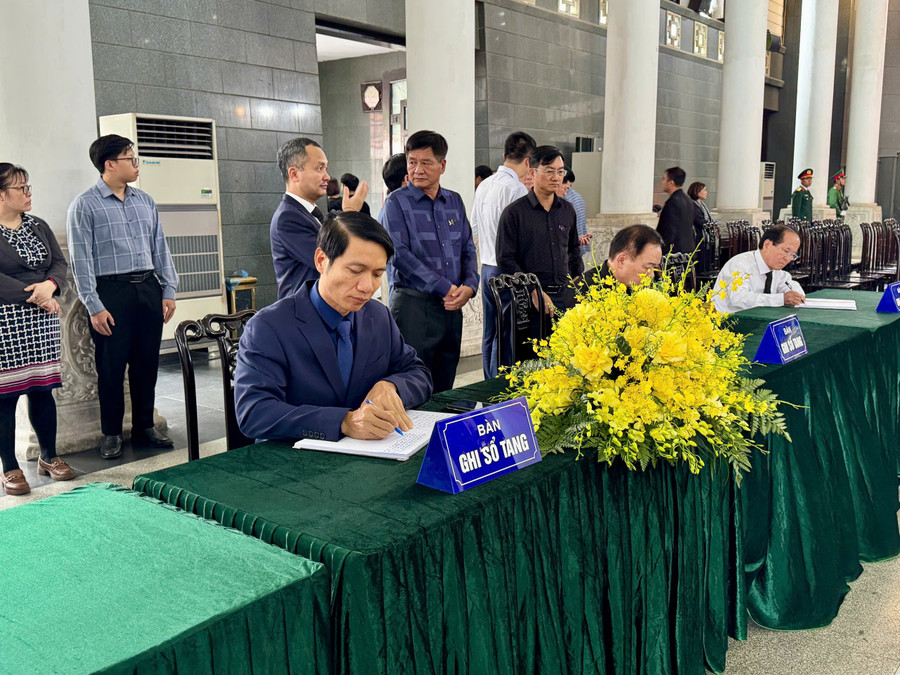 Đồng chí Nguyễn Ngọc Lương - Phó Bí thư Tỉnh ủy Gia Lai viết sổ tang pbt-tinh-uy-nguyen-ngoc-luong-viet-so-tang.jpg