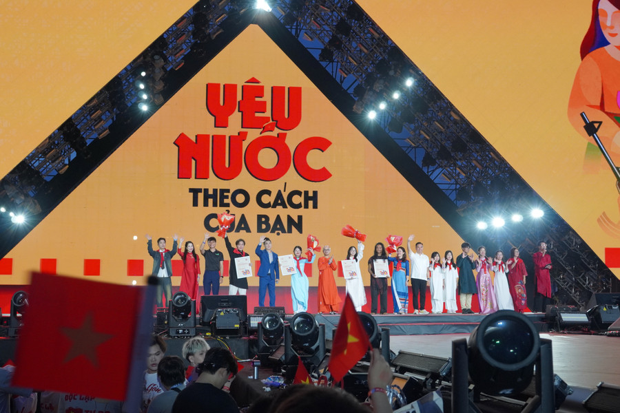 8 nhóm tác giả được trao giải tại chương trình. Ảnh: Hải Uyên dsc06297.jpg