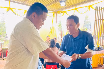 Hỗ trợ 5 triệu đồng cho gia đình của bé trai tử vong do đuối nước tại Ia Krêl