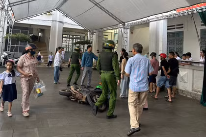 Người đàn ông cầm rựa xông vào trường học có dấu hiệu tâm thần