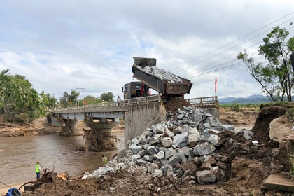 Hàng ngàn khối đất đá được huy động để sửa chữa cầu Đăk Pờ Tó.