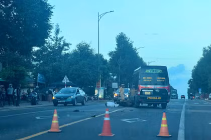 Xe khách va chạm xe máy trên quốc lộ 19 khiến 1 người tử vong