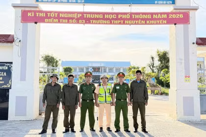 Công an phường An Khê “hỏa tốc” 20 km chở nữ sinh lấy giấy báo thi để quên