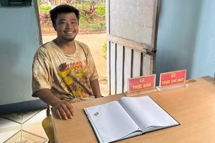 Đi đổ xăng nhặt được nhẫn vàng, người đàn ông mang đến Công an giao nộp