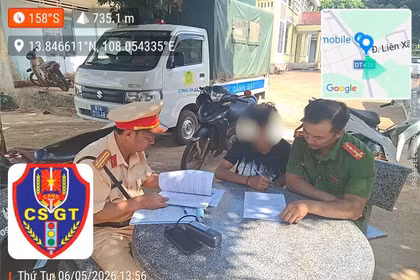 Nằm lên yên xe máy để “biểu diễn”, nam thanh niên bị tịch thu phương tiện