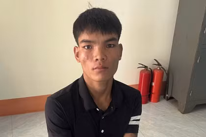 Vận động đối tượng gây tai nạn chết người trốn truy nã ra đầu thú.