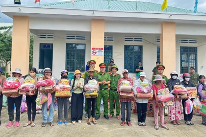 200 suất quà được trao đến tay bà con xã Uar 