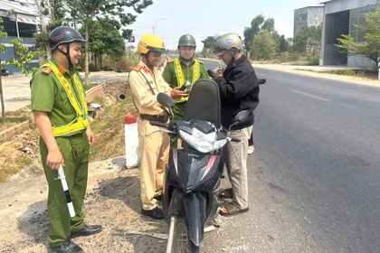 Công an xã Ia Sao ngăn chặn giấy phép lái xe giả xâm nhập buôn làng