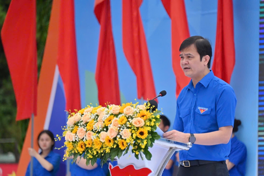 Bí thư thứ nhất Trung ương Đoàn Bùi Quang Huy phát biểu ra quân Chiến dịch Thanh niên tình nguyện hè. Ảnh: Đ.T 22.jpg