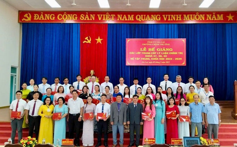 Các học viên chụp ảnh lưu niệm tại buổi lễ. Ảnh: Phước Nguyễn 33.jpg