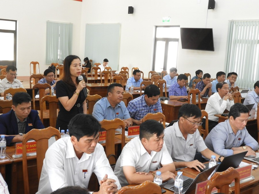 Đại biểu tham gia ý kiến thảo luận tại Kỳ họp thứ 21 (chuyên đề) HĐND huyện Mang Yang khóa V (nhiệm kỳ 2021-2026). Ảnh Thanh Nhật 53.jpg