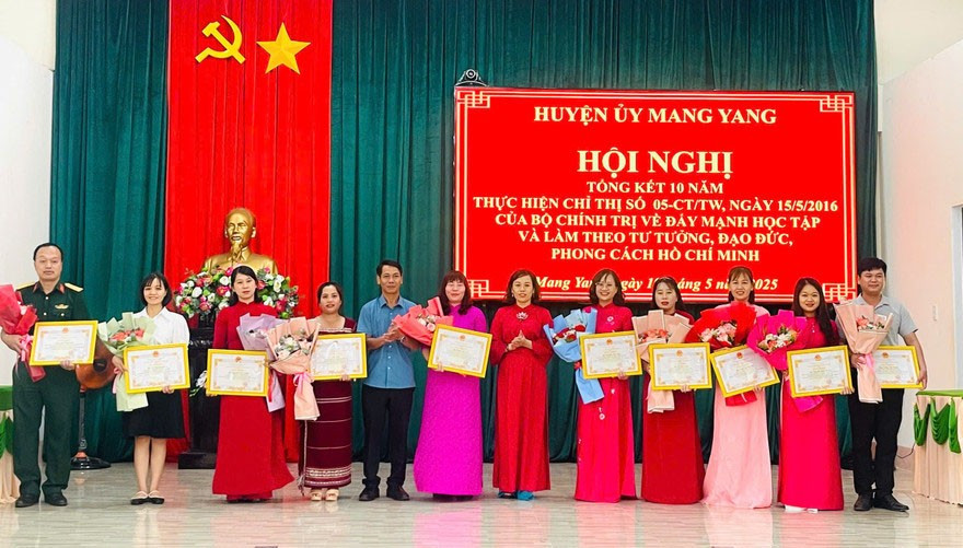 បុគ្គលដែលមានស្នាដៃឆ្នើមក្នុងរយៈពេល១០ឆ្នាំនៃការអនុវត្តសេចក្តីណែនាំលេខ ០៥-CT/TW របស់ការិយាល័យនយោបាយ បានទទួលប័ណ្ណសរសើរពីប្រធានគណៈកម្មាធិការប្រជាជនស្រុក Mang Yang ។ រូបថតរបស់ Thanh Nhat 66.jpg