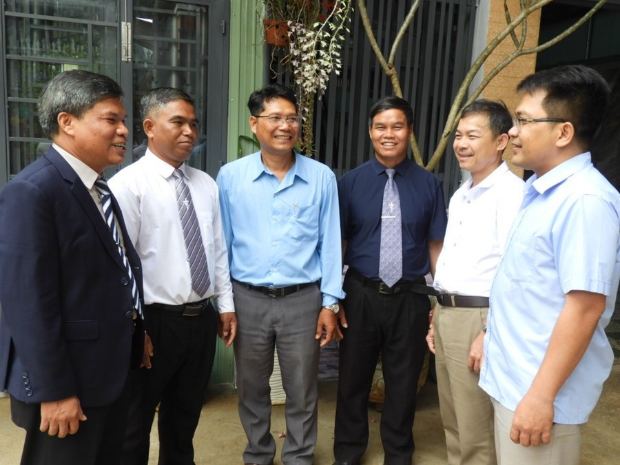 Lãnh đạo Ban Tuyên giáo và Dân vận Tỉnh ủy, Sở Dân tộc và Tôn giáo tỉnh (thứ nhất và 2 từ phải sang) thăm, chúc mừng Lễ phục sinh năm 2025 tại Ban Đại diện Tin lành tỉnh. Ảnh Thanh Nhật 09.jpg