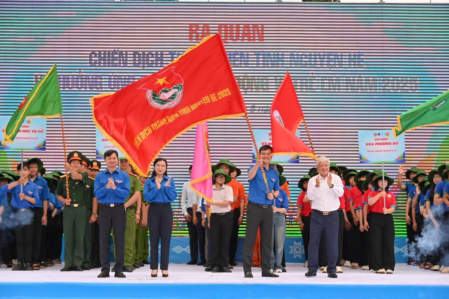 Chủ tịch Ủy ban Trung ương Mặt trận Tổ quốc Việt Nam Đỗ Văn Chiến đã trao cờ hiệu Chiến dịch Thanh niên tình nguyện hè năm 2025 cho Ban Bí thư Trung ương Đoàn. Ảnh: Đ.T 6.jpg