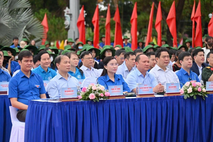 Các đồng chí lãnh đạo Ban Tuyên giáo và Dân vận Trung ương, Trung ương Đoàn TNCS Hồ Chí Minh, Tỉnh ủy-UBND tỉnh Gia Lai tham dự lễ ra quân Chiến dịch. Ảnh: Đ.T 331.jpg