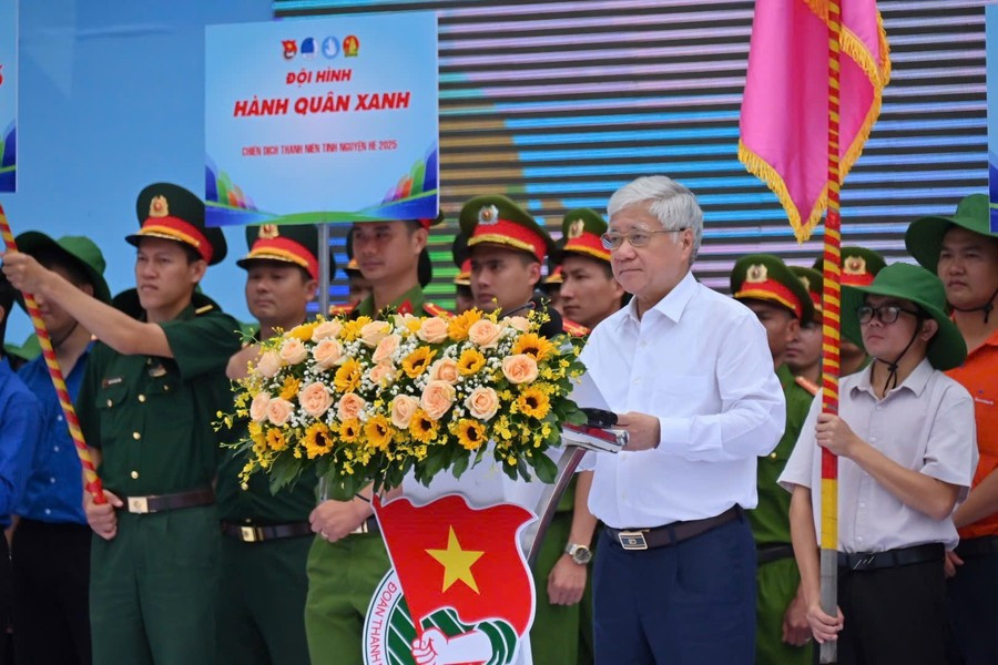 Ủy viên Bộ Chính trị, Bí thư Trung ương Đảng, Chủ tịch Ủy ban Trung ương Mặt trận Tổ quốc Việt Nam Đỗ Văn Chiến phát biểu chỉ đạo giao nhiệm vụ cho tuổi trẻ cả nước trong Chiến dịch Thanh niên tình nguyện hè năm 2025. Ảnh: Đ.T 022.jpg