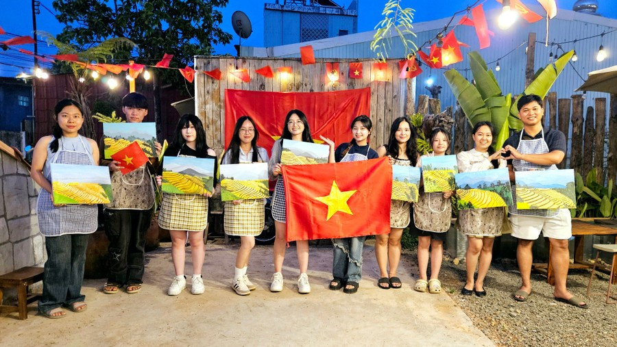 Giới trẻ bày tỏ lòng yêu nước qua những tác phẩm nghệ thuật đầy ý nghĩa. Ảnh: Ngọc Duy 05.jpg