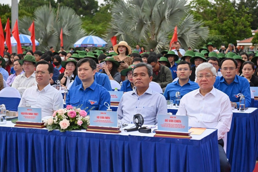 Các đồng chí lãnh đạo Ủy ban Trung ương MTTQ Việt Nam, Tỉnh ủy Gia Lai, Trung ương Đoàn TNCS Hồ Chí Minh tham dự lễ ra quân Chiến dịch. Ảnh: Đ.T 02.jpg
