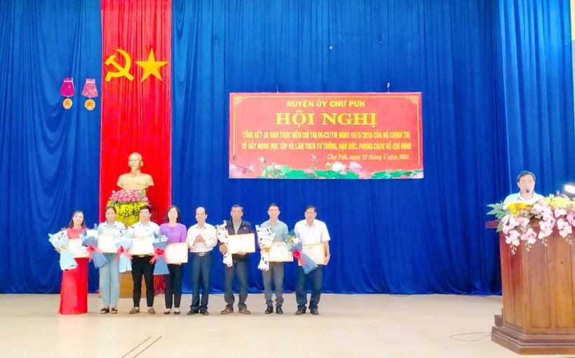 Các tập thể và cá nhân có thành tích xuất sắc qua 10 năm thực hiện Chỉ thị số 05-CT/TW của Bộ Chính trị được nhận giấy khen của Chủ tịch UBND huyện. Ảnh Thanh Nhật 511.jpg