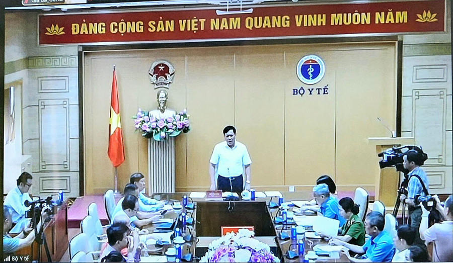 Thứ trưởng Thường trực Bộ Y tế Đỗ Xuân Tuyên chủ trì hội nghị tại điểm cầu Bộ Y tế. Ảnh: Ngọc Duy 011.jpg
