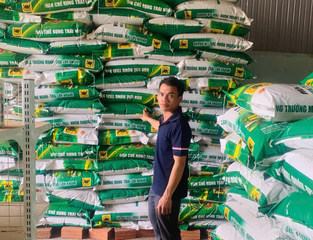 Ngoài trồng trọt, anh Ksor Chiến còn kinh doanh phân bón phục vụ người dân địa phương.Ảnh: R.H z6388520133426-8347b01bd6f9207bfadcbce1187927d8.jpg