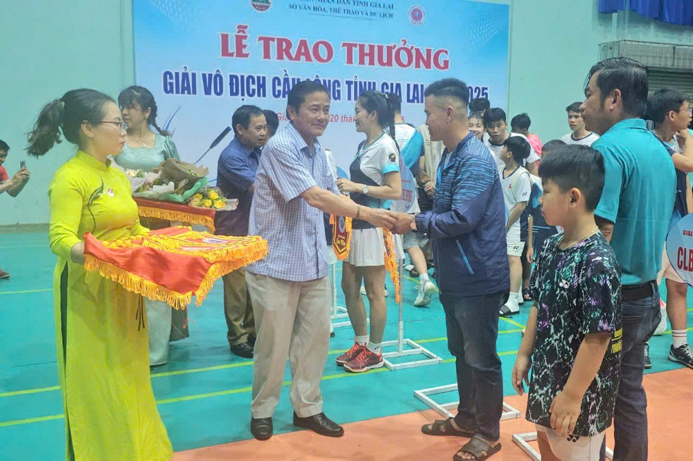 Giám đốc Sở Văn hóa-Thể thao và Du lịch Trần Ngọc Nhung tặng cờ lưu niệm cho các đơn vị, câu lạc bộ tham gia giải đấu.Ảnh: R.H z6515347039215-e50838ee88bbdd016c34e3f193092da0.jpg