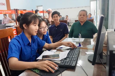 Đoàn viên, thanh niên phường An Nhơn Bắc hỗ trợ người dân tại Trung tâm Phục vụ Hành chính công phường.
