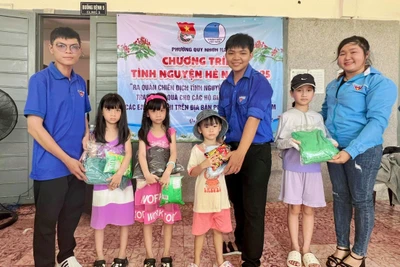 Tặng quần áo mới cho trẻ em có hoàn cảnh khó khăn.