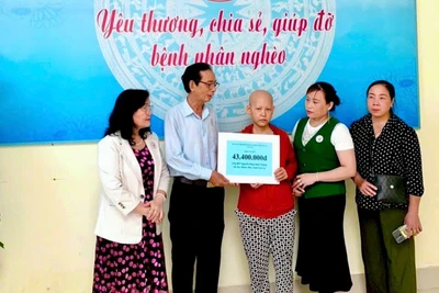 Gia Lai: Trao 43,4 triệu đồng hỗ trợ bệnh nhi mắc viêm não virus