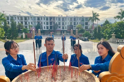 Thắp hương tại Nghĩa trang Liệt sĩ ở phường Quy Nhơn Nam