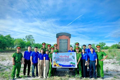 Tặng quà cho người có công nhân kỷ niệm 78 năm Ngày Thương binh - Liệt sĩ 