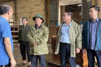 Phó Chủ tịch Thường trực UBND tỉnh Nguyễn Tuấn Thanh kiểm tra thiệt hại sau mưa lũ tại Khu công nghiệp Phú Tài và Long Mỹ