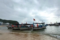 Các địa phương cần thông báo cho thuyền trưởng, chủ các phương tiện, tàu thuyền đang hoạt động trên biển biết để chủ động phòng tránh mưa giông, sóng lớn trên biển. Ảnh: P.V