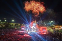 Bắn pháo hoa tầm thấp trong dịp Tết Nguyên đán Bính Ngọ tại Quảng trường Nguyễn Tất Thành và Đại Đoàn Kết