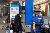 Giá xăng dầu tiếp tục giảm mạnh đến hơn 5.600 đồng/lít trong đêm 26-3