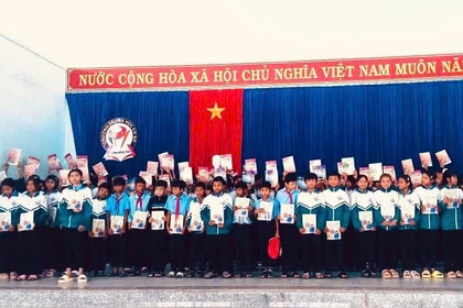 Trường THCS Phạm Hồng Thái (xã Ia Rbol) trao tặng sách giáo khoa cho các em học sinh có hoàn cảnh khó khăn. Ảnh: ĐVCC