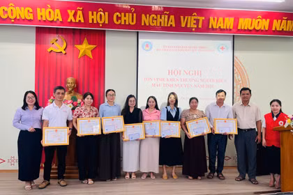 Các cá nhân được Chủ tịch UBND xã tặng giấy khen vì có thành tích tiêu biểu trong công tác hiến máu tình nguyện năm 2026. Ảnh: Vũ Chi