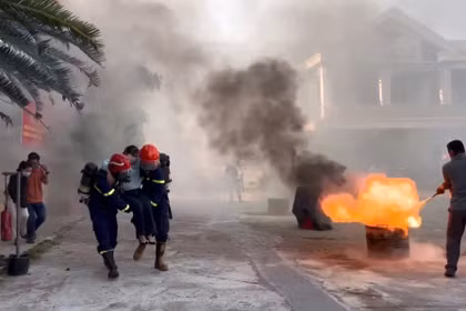 Lực lượng chuyên nghiệp triển khai cứu nạn cứu hộ khi đám cháy xảy ra. Ảnh: ĐVCC