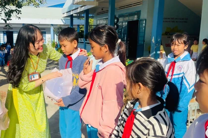 Cô Mã Thị Mai (Hiệu trưởng nhà trường) tặng quà cho các em học sinh có hoàn cảnh khó khăn tại chương trình. Ảnh: Vũ Chi