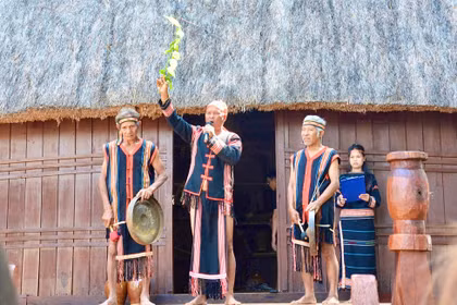 Phục dựng Lễ cúng mừng nhà Rông mới của người Jrai tại làng Ơp