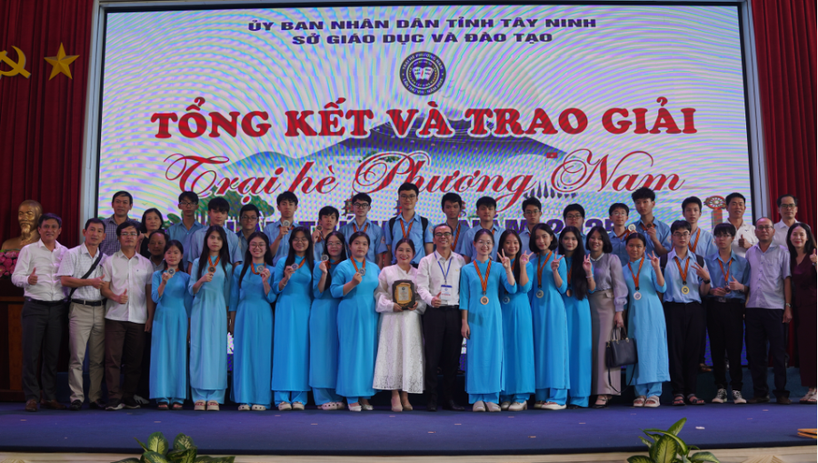 Đoàn giáo viên và học sinh của Trường THPT chuyên Hùng Vương tại lễ tổng kết và trao thưởng. Ảnh: Quang Trương 1.png