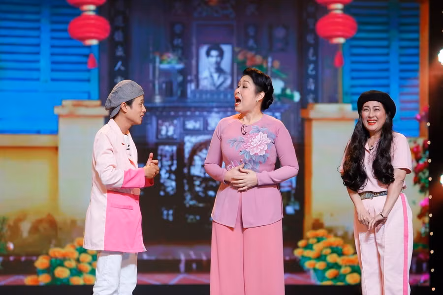 NSND Hồng Vân cùng dàn diễn viên hài miền Nam tham dự chương trình. Ảnh: VTV