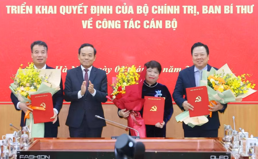 Ông Trần Lưu Quang trao quyết định, tặng hoa chúc mừng các ông bà Nguyễn Thúy Anh, Nguyễn Hoàng Anh (phải), Nguyễn Thế Mạnh (trái)