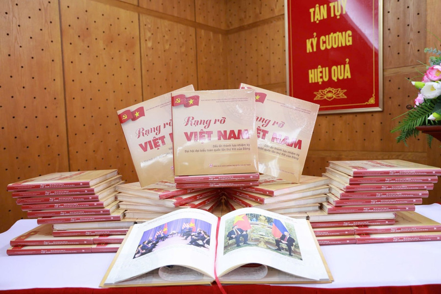 cuon-sach-rang-ro-viet-nam-dau-an-thanh-tuu-nhiem-ky-dai-hoi-dai-bieu-toan-quoc-lan-thu-xiii-cua-dang.jpg