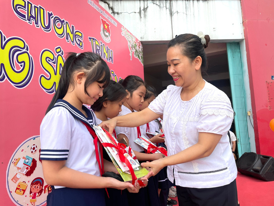 Bà Lê Thị Thu Hương-Phó Giám đốc Sở Văn hóa-Thể thao và Du lịch Gia Lai trao phần thưởng cho các em học sinh Trường Tiểu học Lê Quý Đôn (TP. Pleiku). Ảnh: Lam Nguyên 775a20e089c73c9965d6.jpg