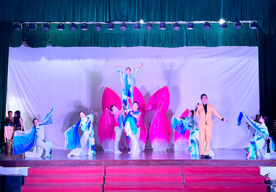 Tiết mục "Người là niềm tin tất thắng" tham gia hội diễn “Tiếng hát Làng Sen". Ảnh: Lam Nguyên 7458d31d0c78b926e069.jpg