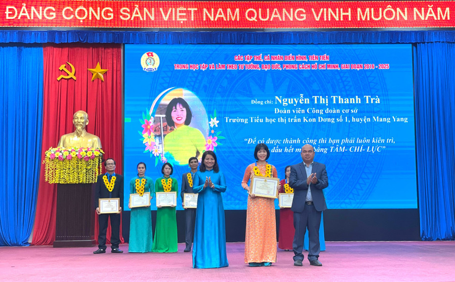 Các cá nhân tiêu biểu được tôn vinh tại hội nghị. Ảnh: Lam Nguyên 3eb28ec6b3e606b85ff7.jpg