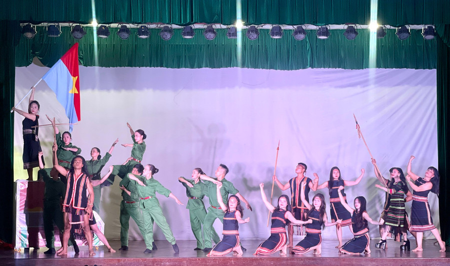 Chương trình nhằm tôn vinh những cống hiến vĩ đại của Chủ tịch Hồ Chí Minh và quảng bá văn hóa, nghệ thuật tỉnh Gia Lai. Ảnh: Lam Nguyên 2e3be5313c54890ad045.jpg