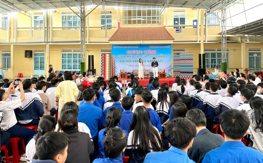 Quang cảnh chương trình. Ảnh: Lam Nguyên 37d818465df2efacb6e3.jpg
