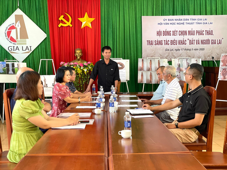 Các thành viên Hội đồng xét chọn làm việc sáng 17-5. Ảnh: Lam Nguyên a1e5da86d08e65d03c9f.jpg